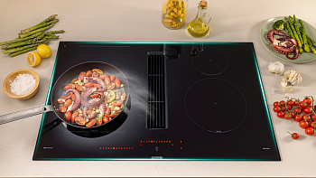 Приготовление блюд становится проще благодаря варочной панели со встроенной вытяжкой