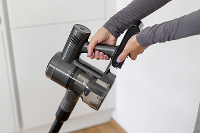 Аккумуляторный вертикальный пылесос