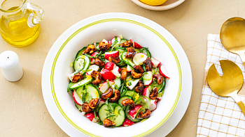 Салат из редиса и огурцов с пикантным кешью