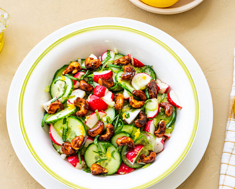 Салат из редиса и огурцов с пикантным кешью