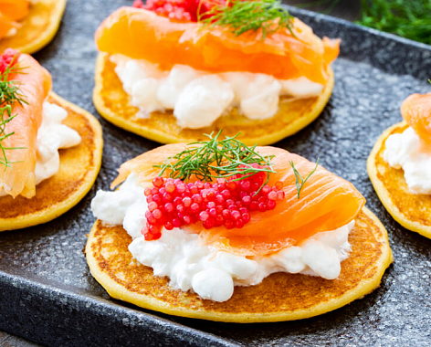 Блинчики с творогом и лососем на завтрак